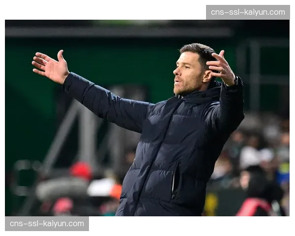 场边视角：勒沃库森主帅阿隆索在绝杀后与助理教练冷静分析战术细节的画面